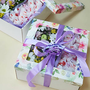 Коробка с цветами и конфетами Рафаэлло