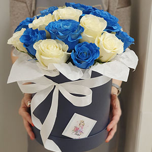 Шляпная коробка с цветами "Голубая мечта"