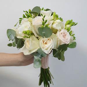 Свадебный букет из пионовидных роз и фрезий "Вайт Охара"