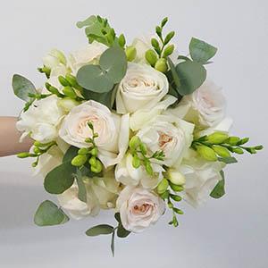 Свадебный букет из пионовидных роз и фрезий "Вайт Охара"